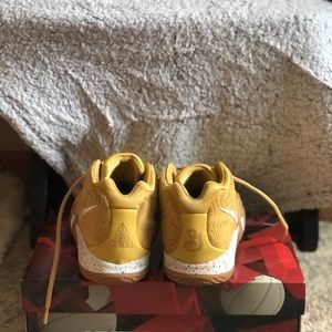 Kyrie Irving Cinnamon toast crunch nike shoes